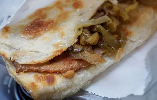 【台中豐原】周記燒餅舖子 - 推薦燒肉燒餅和韭菜盒.30年老店.食尚玩家推薦.豐原早餐的滿足美味店家.上班的早餐愛店之一.近地政事務所