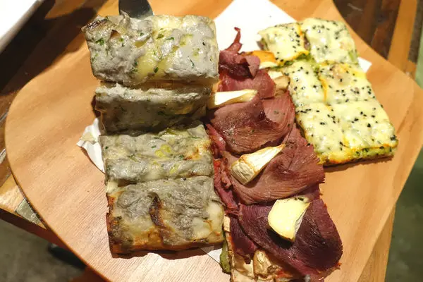 方形薄脆餡料滿滿披薩 推薦洋芋松露口味和配菜酥炸軟絲-Square Pizza al Tagilo