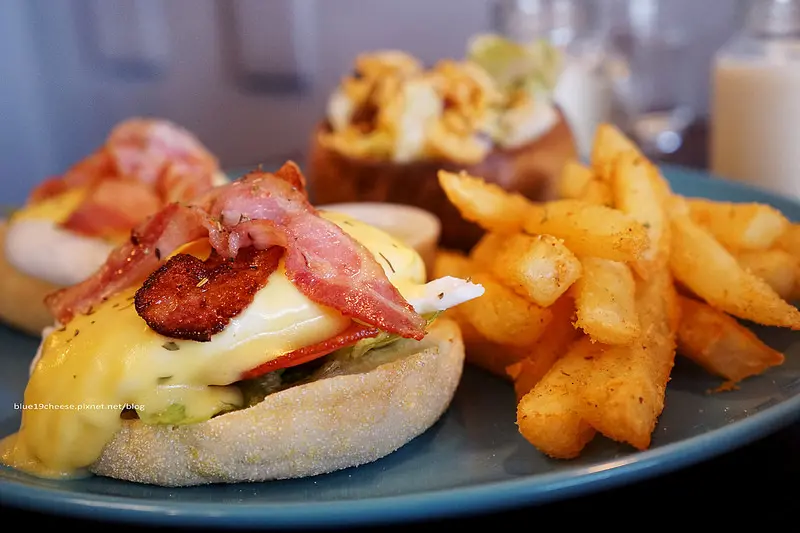 【台中西屯】拾陌Shihmo - 店不大但滿用心的工業風.手作早午餐蛋捲帕尼尼沙拉義麵燉飯甜點咖啡.還可以加價再吃飽一點.近長安國小