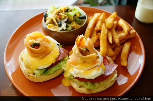 【台中西屯】拾陌 台中逢甲工業風早午餐 厚肥彈性煙燻鮭魚 拾取美好食材在陌生街道中凝聚溫度 逢甲/西屯區/櫻城五街