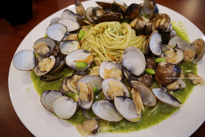 【台中西區】隨便義大利餐廳CHIN TSAI - 爆多蛤蜊義大利麵.將近50顆蛤蜊.老闆超級隨便放.平價學生路線.加飯加麵不加價平日中午還有制服趴耶.近美術館