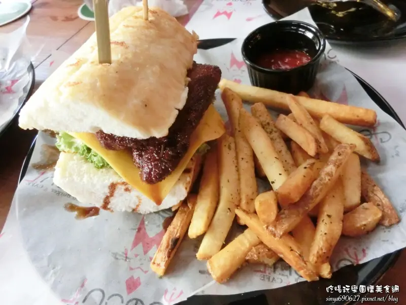 《美食推薦》【台北信義】DemonL美式餐廳。捷運市政府站隱藏版美食 高CP美式工業風用餐環境 特推惡魔之懲漢堡 三明治 創意調酒 運動酒吧 慶開幕精釀蜂蜜生啤酒第二杯半價