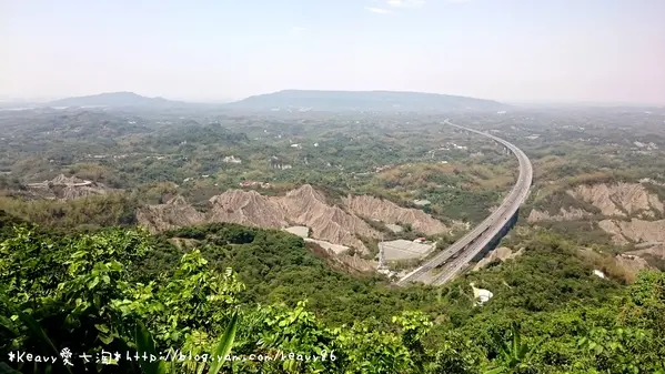 ★高雄田寮★登【中寮山】觀景台賞南二高與月世界惡地地形。