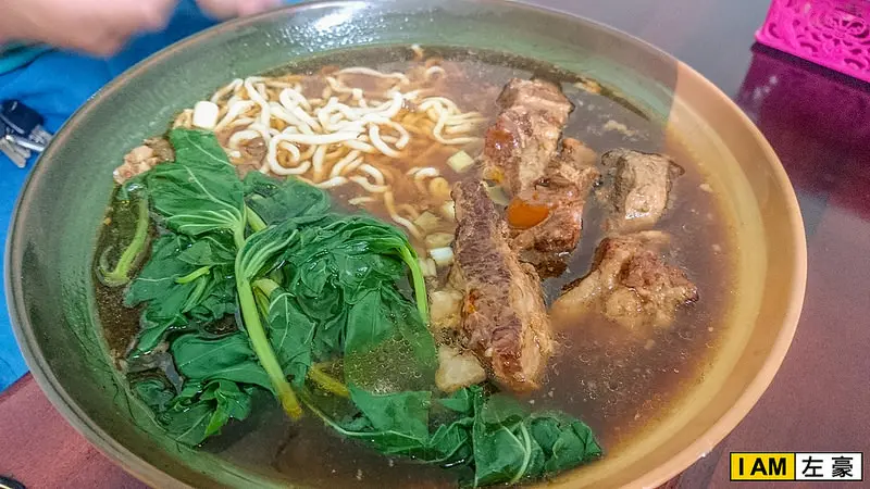 [高雄美食] 捷運美食平價大碗！鹽埕 老師ㄟ麵(禾豐) 人氣店!