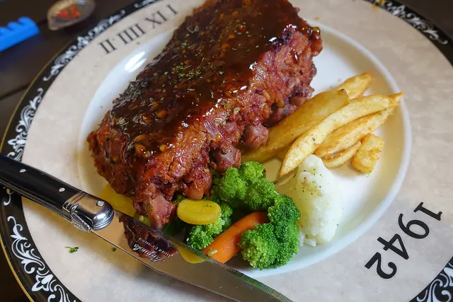 (胖樺食記)陽明山推薦餐廳「1942餓棧廚房」/高CP值大分量美式餐廳/完整菜單/商業午餐/寵物親子友善空間/停車場/烤豬肋排