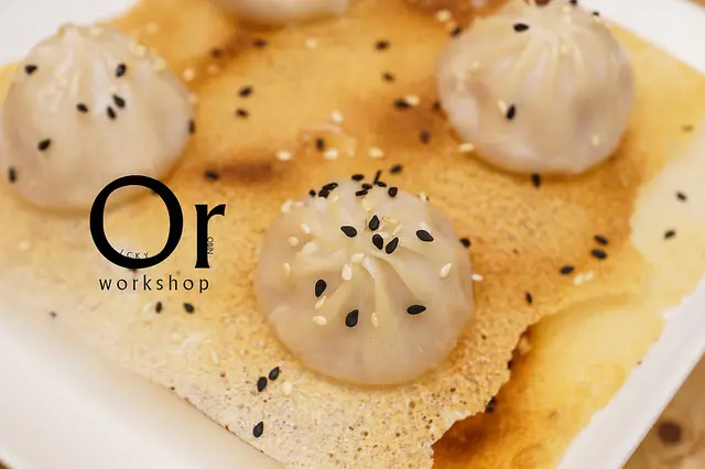 [食記]台北六張犁 非常犯規的脆皮湯包 薄脆程度以為在吃餅乾 - 上海邵師傅湯包