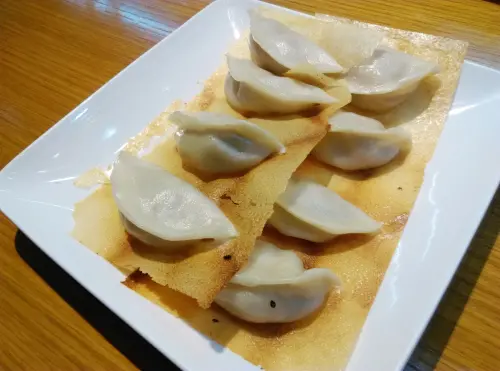 *台北美食*上海邵師傅湯包，爆漿脆皮湯包餡料飽滿多汁[近六張犁捷運站]