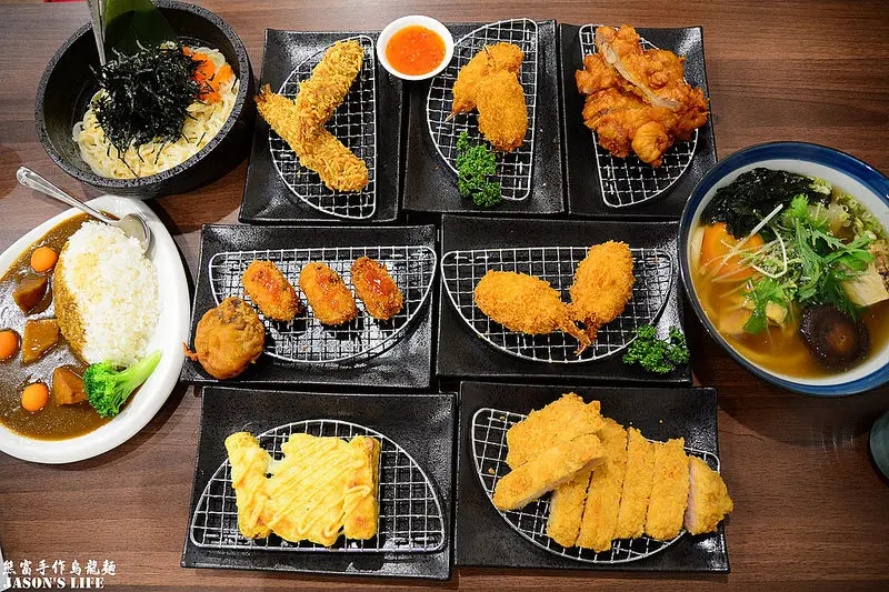 【台中│美食】手打烏龍麵條Q彈有勁，炸物外衣酥脆豬排厚實多汁。熊富手打烏龍麵