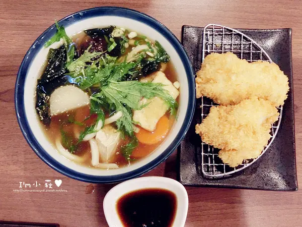 熊富手打烏龍麵台中店。近秋紅谷!熱烏龍冷烏龍還是咖哩烏龍麵這裡皆有!Q彈好滋味!還有很多小菜也不錯唷!