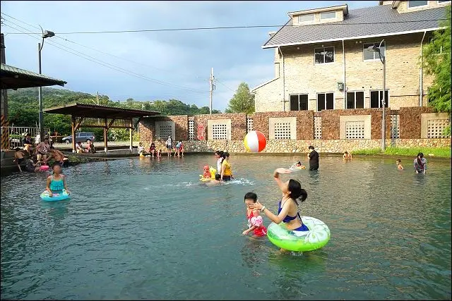 《宜蘭民宿景點》員山池塘邊邊~民宿旁就是會冒泡的天然湧泉，小朋友夏日戲水超方便！