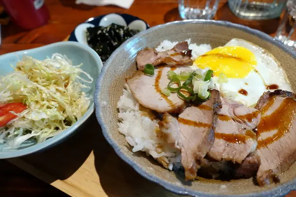 (胖樺食記)捷運忠孝新生站推薦咖啡廳「特有種商行Realguts」，文青風格電影雜貨店品嘗叉燒飯/不收一成/WIFI/不限時/下午茶