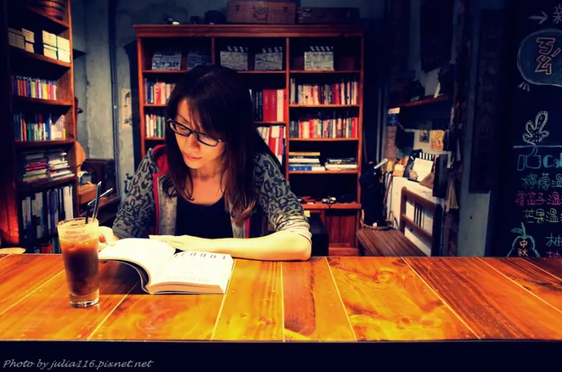 【特有種商行．Realguts Cafe】中正區。咖啡．電影．輕食．設計．雜貨➠電影迷與藝文愛好者秘密基地♥