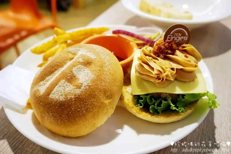 【高雄-鼓山區】▲已歇業▲Ten Fingers 豐盛廚房早午餐（美術館店）