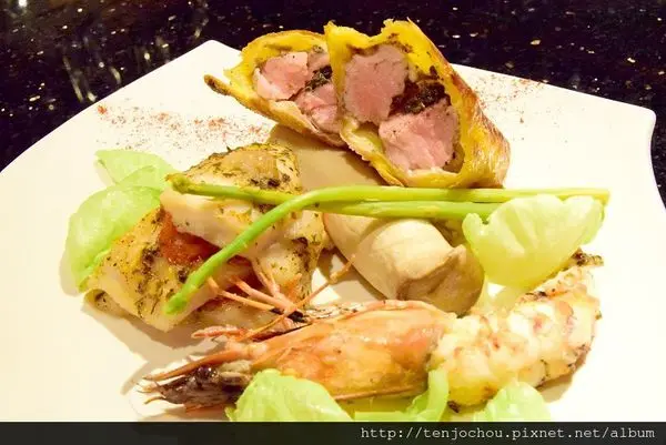 花花，甲飽沒【台北食記】45區公寓 威靈頓牛排海陸套餐 小巨蛋約會情人餐廳