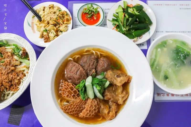 低調隱密店面賣著好吃牛肉麵，黃金泡菜是宅配熱門！宜蘭美食黃金牛牛肉麵～紅燒牛肉麵好吃