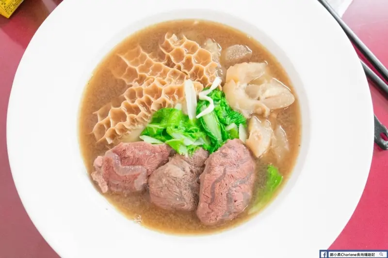 【宜蘭五結】黃金牛牛肉麵－台北國際牛肉麵節：清燉／紅燒牛肉麵！隱藏版五結麵食！黃金泡菜又辣又爽口！