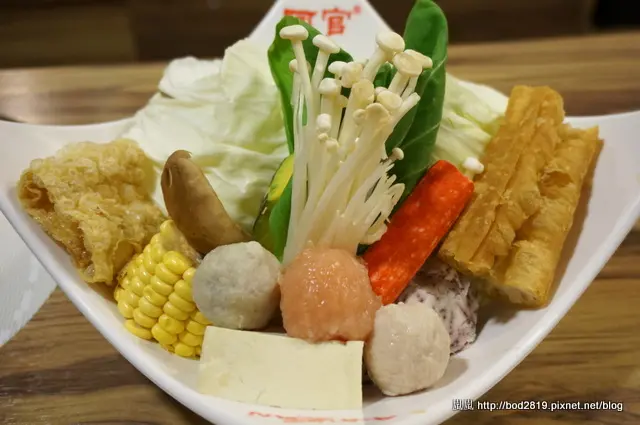 【台中西屯】阿官火鍋專家(台中新光三越店)－湯底還不錯的連鎖火鍋，可以試試