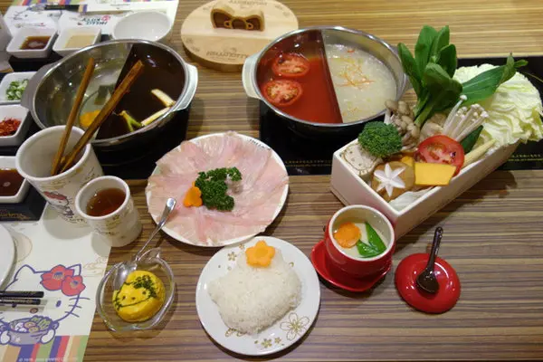 Hello kitty shabu-shabu和風小火鍋 忠孝敦化站美食，kitty貓主題餐廳，夢幻療癒個人鴛鴦鍋