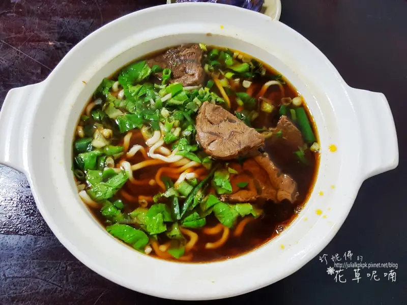【高雄-左營區】用砂鍋盛裝的大份量牛肉麵，小菜豐富種類多用餐時間總是大排長龍的「犇。三牛牛肉麵」本店