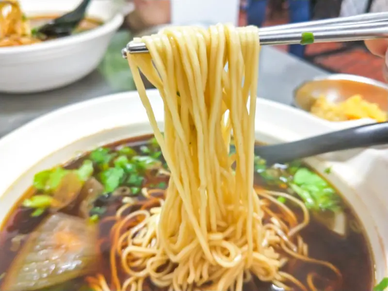 【食記】 高雄蓮左營｜蓮潭池 附近 老字號 牛肉麵 遊左營吃這家