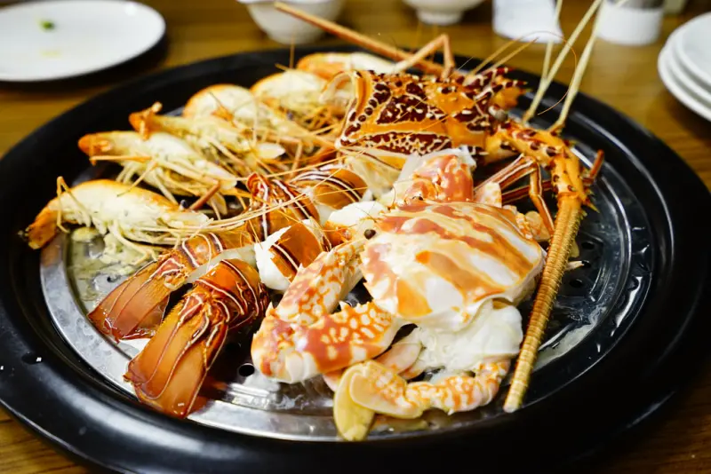 蒸龍宴-二訪超級夯-務必訂位先-滿滿活海鮮-現在選擇更多元-新時代料理鮮活看的見