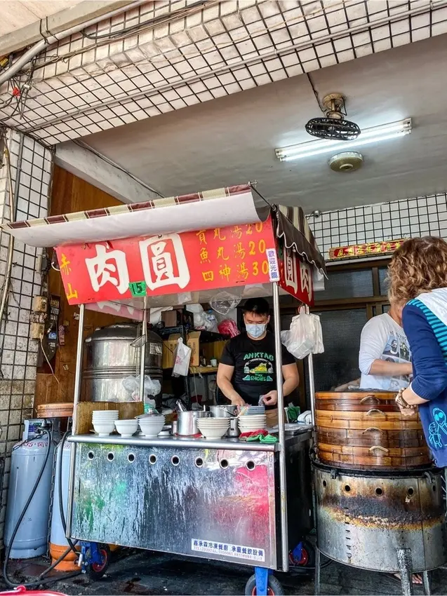 | 高雄美食 |鳳山人氣小吃/用餐時間滿滿排隊人潮/赤山肉圓