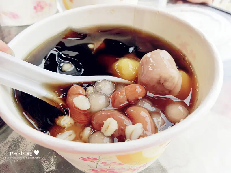 新凍嫩仙草。木柴熬煮12小時古早味嫩仙草!綜合嫩仙草一碗才35元!台中大坑新社冰品甜品小吃推薦!