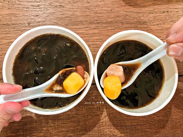 【台中 北屯】新凍嫩仙草💕木柴熬煮12小時的仙草，口感別具一番風味，大坑圓環附近，爬山後來一碗涼的吧！
