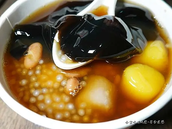 台中大坑美食甜點推薦【新凍嫩仙草】古法柴燒12小時仙草汁/綜合嫩仙草/芋頭西米露必吃必喝(食記MENU)