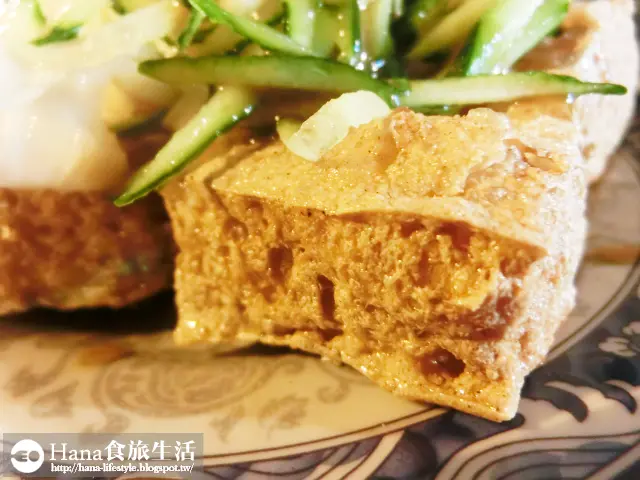
【台中中區】中華路夜市 蚵仔煎臭豆腐 | 外皮酥內軟嫩 搭配泡菜、小黃瓜清爽解膩 夜市人氣美食
