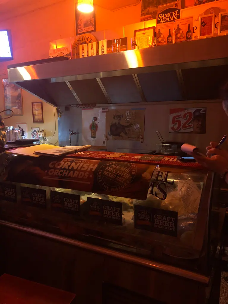 【頂溪站】喝酒聊天好去處/美式酒吧/餐點美味/中永和區老外愛去的地方/附菜單─The Hammer