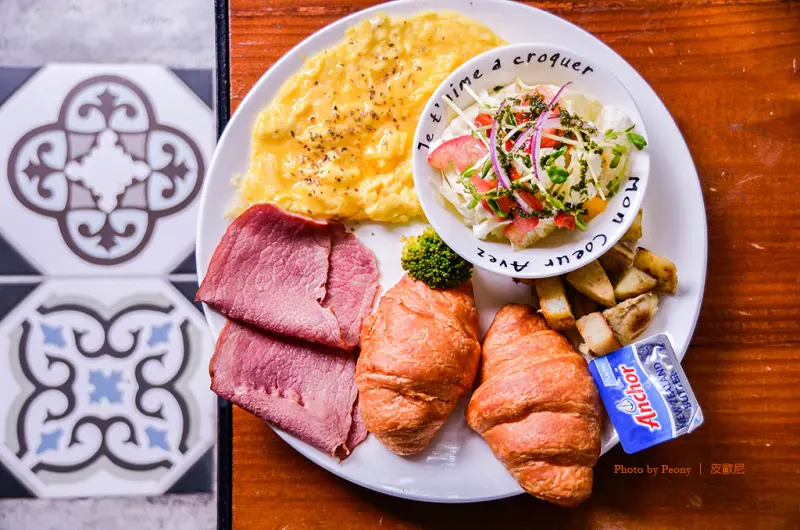 宜蘭 | Café slow train 咖啡館 / 極致植物美學 / 白色牆壁、植物、花磚，IG打卡夯~