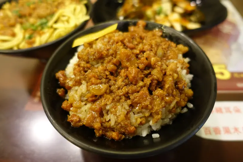 『台北圓環│捷運中山站』圓環龍凰號-魯肉飯，乾麵，飄香70年的好滋味