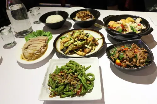 台北。松山～京華城旁時尚熱炒店、武俠風主題餐廳、飛鏢啤酒運動ｂａｒ～中原客棧（試吃）