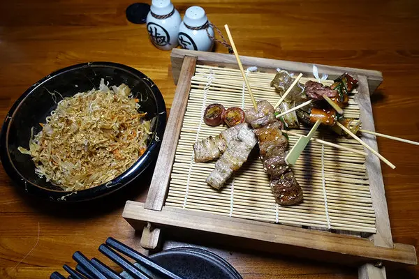 板橋小確幸串燒居酒屋，南雅夜市聚餐餐廳推薦，板橋平價居酒屋，精緻的大份量深夜食堂，下班小酌的好去處