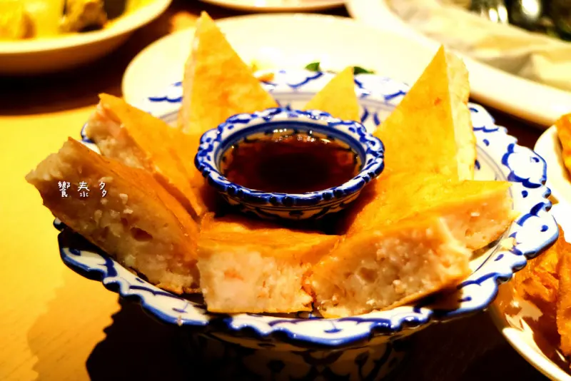 美食►桃園┃饗泰多Siam More 泰式風格餐廳┃重量級月亮蝦餅，環境裝潢有質感！口味獨特道地的泰式料理，四人遊泰套餐跟著我們吃遍泰國《愛評體驗團之三》