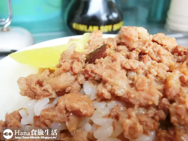 
【新北三重】廟口魯肉飯 桃鳳湯 | 三重在地隱藏版美食 護山宮旁 瘦肉居多香噴噴魯肉飯 肉燥米粉樸實美味 桃鳳湯順口回甘
