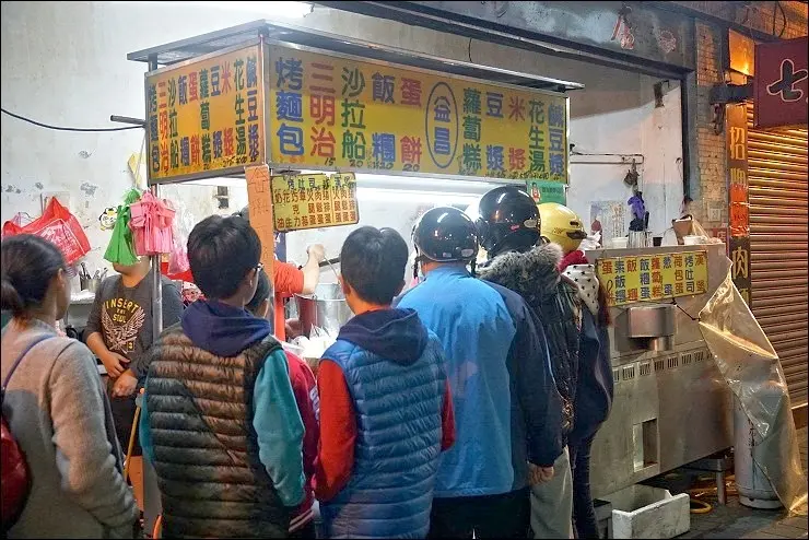 《捷運中和新蘆線/台北橋站美食》三和夜市外圍人氣深夜食堂益昌~米漿、花生湯、粉漿蛋餅、飯糰必點