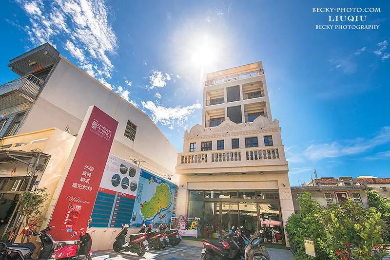 【自己的小小世界】。房間內能看到的海景星空彩繪。鄰近小琉球碼頭。島上唯一有電梯的『蘇宅旅店』│小琉球住宿篇