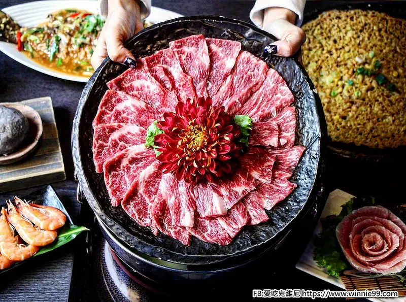 台中火鍋推薦【一葉知秋汕頭極緻鍋物】汕頭火鍋和西瓜綿火鍋是招牌 現在平日還有推出小火鍋喔! 有包廂停車位 古色古香的中式庭園風設計邊吃飯還有景可以看大大享受