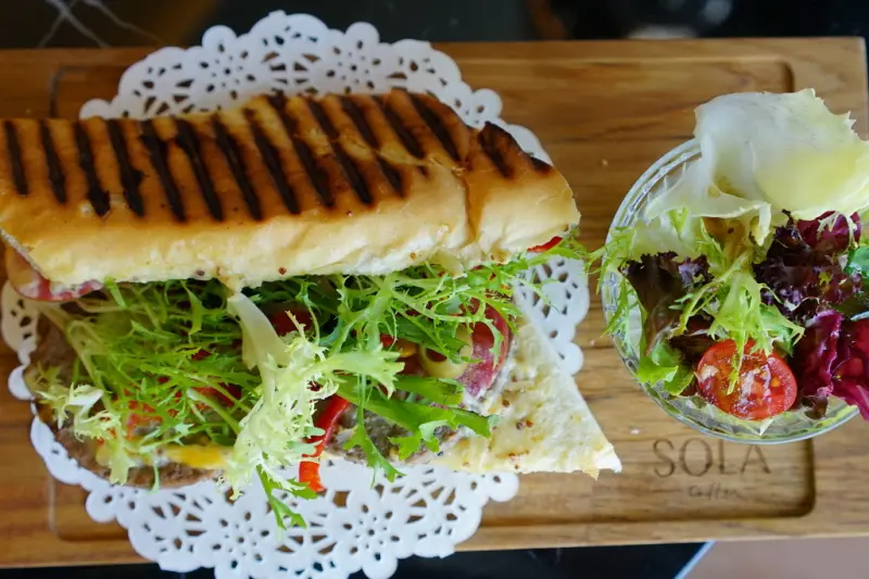 sola咖啡--新開幕熱呼呼，空間不錯、餐品簡單、至於咖啡要再適應