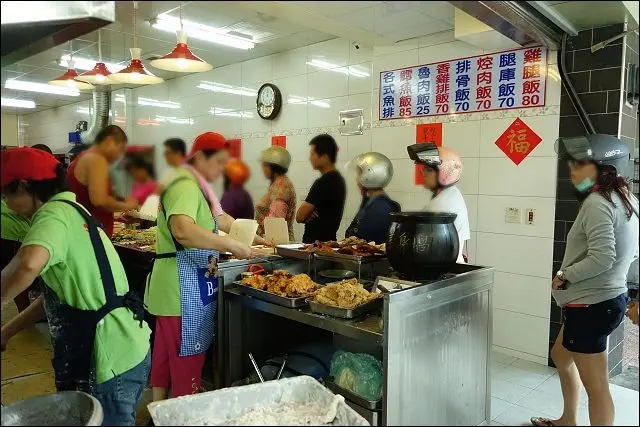 《樹林排隊美食景點》雙鳳排骨便當(市場旁巷弄裡的排隊便當店)．溪北公園貝殼溜滑梯(新北特色溜滑梯)