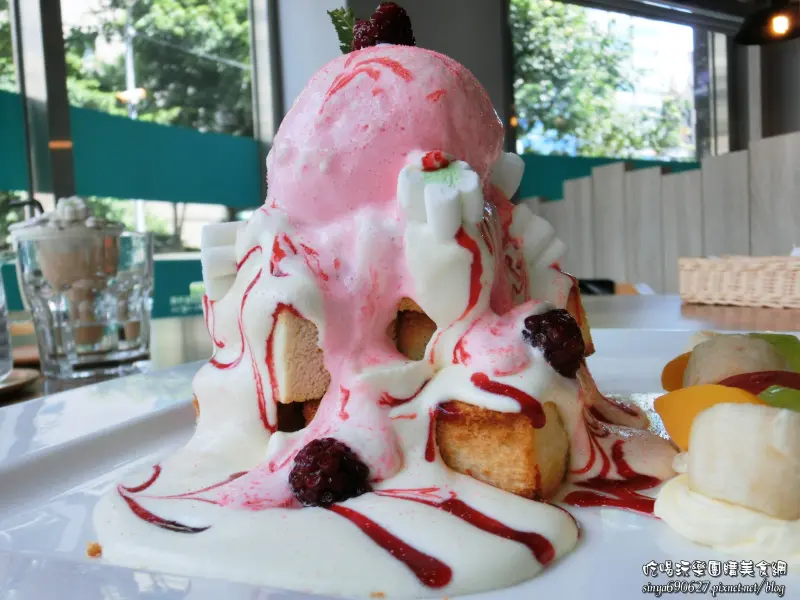 《美食推薦》【桃園】甜花園咖啡館。蜜糖吐司 鬆餅 早午餐 義大利麵 Tiffany藍夢幻風格用餐環境 桃園火車站下午茶推薦