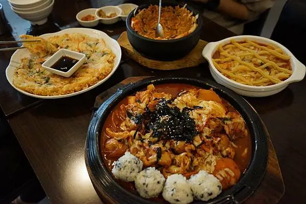 오빠네 韓式特色餐廳 - 超邪惡起司辣炒雞排，可愛拳頭飯團，酥脆海鮮煎餅，高雄三多商圈美食推薦，平價美食推薦