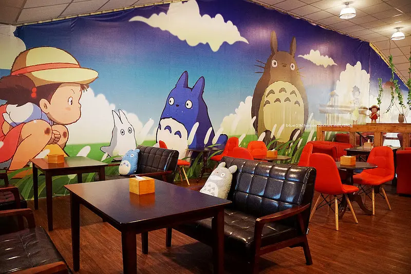 【台中西屯】東京雜貨樂園.2F龍貓咖啡館 - 龍貓公車站牌.被龍貓包圍的幸福裝潢.喝杯龍貓咖啡.親子咖啡館餐廳.逛逛史努比kitty布丁狗多拉ㄟ夢米奇拉拉熊蛋黃哥老皮的生活精品雜貨玩具.生日禮物畢業禮