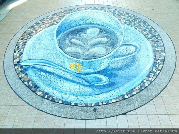 台中沙鹿國王社區3D立體彩繪我愛咖啡杯與城堡的美麗,還有一幅可愛有趣的巴豆腰,這裡是順遊拍照的好地方喔!