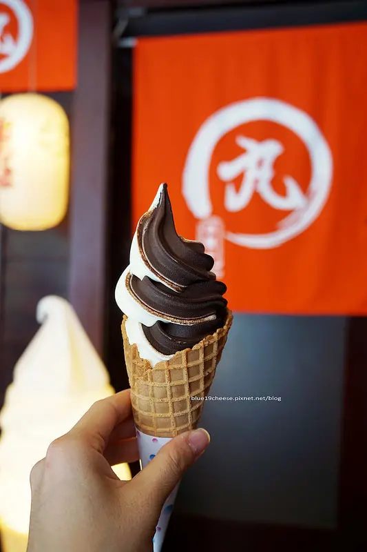 【台中西區】丸Maruまる 冰菓子 - 日式特色裝潢帶點沖繩風.內有三味線教學.巧克力雙淇淋濃郁.古早味蛋糕捲好吃.還有限量手作甜點蛋糕.可預訂.只提供窗口外帶.路口處7-11和玉山銀行.近美術館