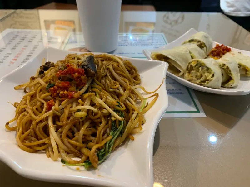 《台北❤️松山》三片吐司🍞民生社區好吃早餐店推薦，秋刀魚鐵板麵＆三色蛋餅，早起的鳥兒才能吃