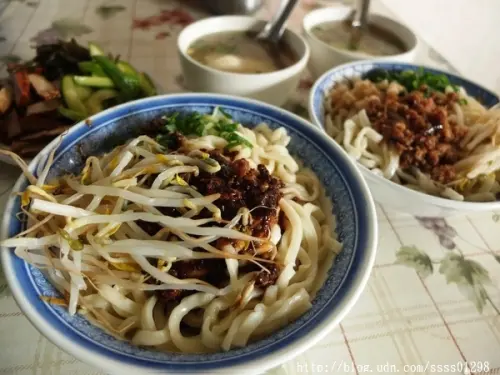 屏東市美食。老頭麵。濃重的眷村滋味，搭配半熟蛋湯才內行