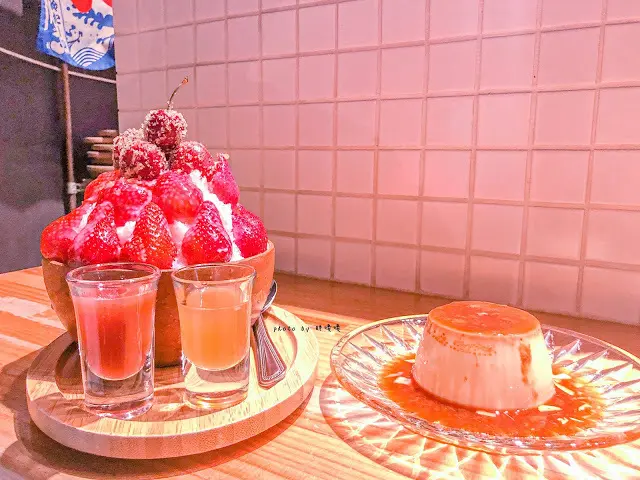【台南 東區】冰ㄉ• かき氷🍓🍒冬季限定水果大爆炸冰品，不只有滿滿草莓更有多到炸開的櫻桃，傳統布丁的滋味也超棒！！
